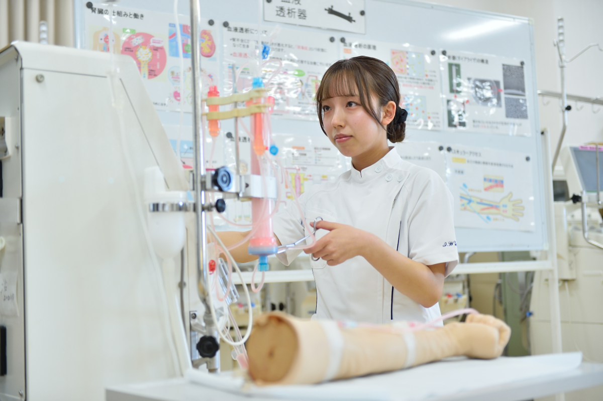 10/24・臨床工学科「血液透析装置操作、模擬血管穿刺体験」／さくら医療福祉専門学校