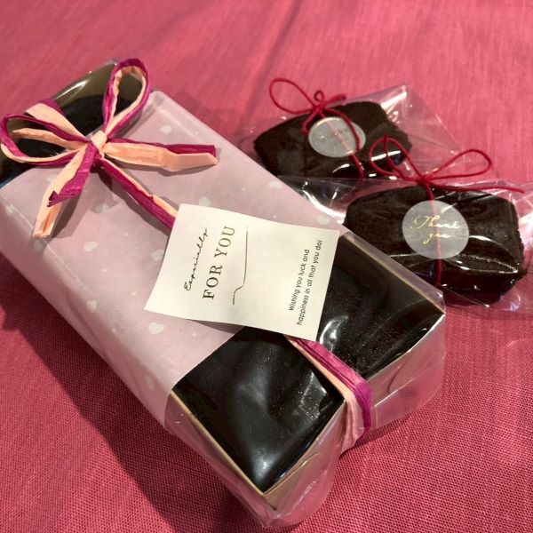 チョコレートパウンド　1人1本持ち帰り！（バレンタインラッピング）／足利製菓専門学校