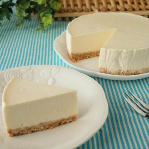 「レアチーズケーキ」夏はさっぱり　ワンホールお持ち帰り／足利製菓専門学校