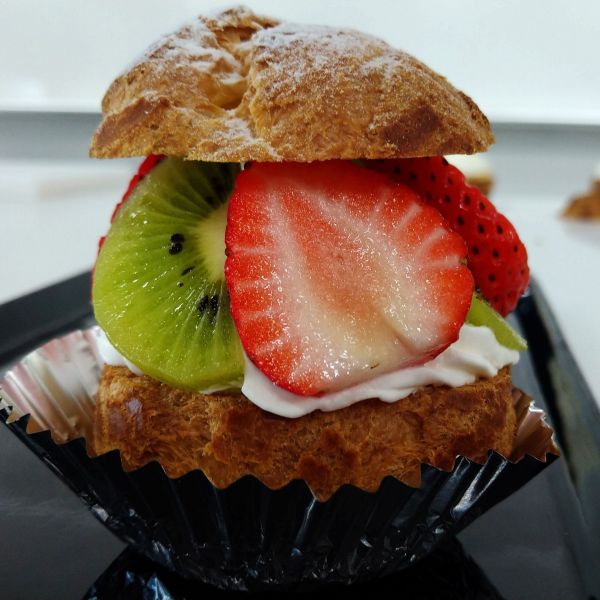 いちごのシュークリーム作り／足利製菓専門学校
