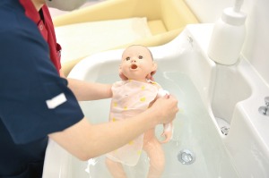 7/4・看護学科「赤ちゃんをお風呂に入れてみよう。」／さくら看護専門学校