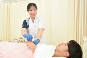 7/18・看護学科「手浴体験」／さくら看護専門学校