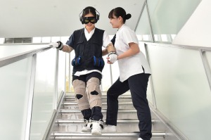 11/21・看護学科「高齢者の生活を疑似体験してみよう」／さくら看護専門学校
