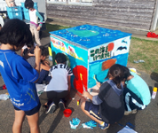 鹿児島県 与論町立茶花小学校 島の美ら海を守ろう ごみ 拾い箱 にイラスト描く 善きことをした小 中学生達 日本の学校