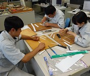 島根県　江津工業高校　建築・電気科電気コースの３人の３年生2