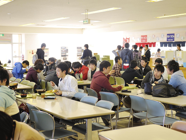 八戸工業大学の学食
