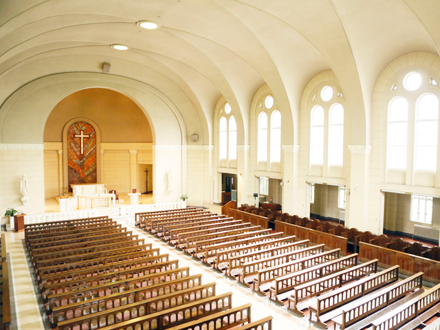 【聖堂】ゆるやかなドーム型の聖堂内部には中央部は700名収容でき、2階には聖歌隊用のギャラリーがあります。