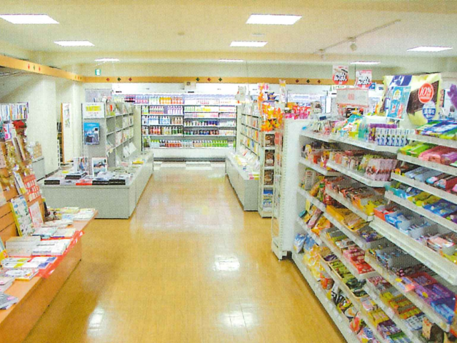 【ショップSW】書籍、文具、日用品、弁当、お菓子、ジュースなど学生生活に必要なものが割引価格で手に入る、まさに学内のコンビニです。