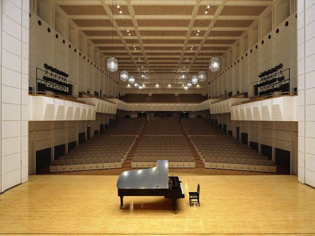 世界でもトップレベルの洗足学園前田ホールでは、著名な音楽家が多数このステージで演奏しています。