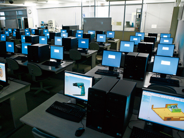 【CAD室】計算機支援設計、強度解析や加工の知識と技術を磨くための設備が整っています。