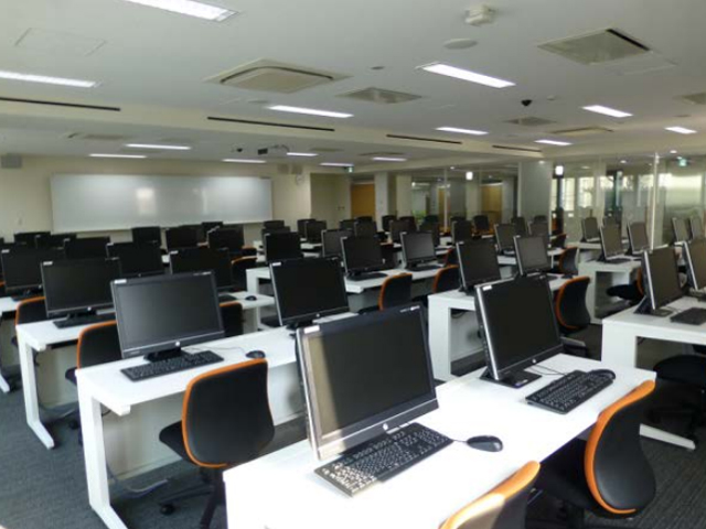 情報処理室（第一看護学科棟）：学生用PCを56台設置しています。