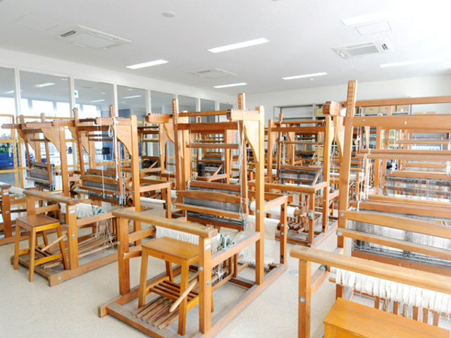 【1号館 テキスタイル室】織機が完備された実習室です。この織機を使用し様々な作品を製作。