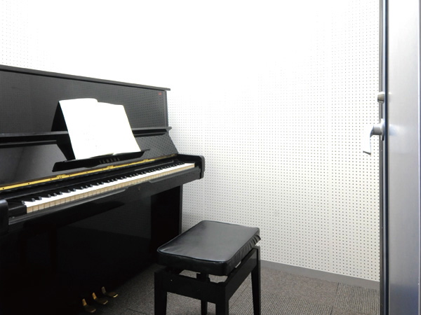 【1号館 ピアノレッスン室(個室)】授業で使用するレッスン室および個人練習用のパーソナルレッスン室（30室）を完備。