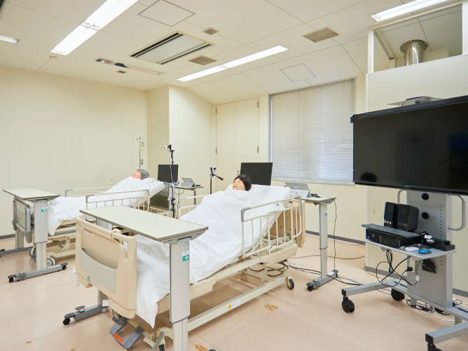【シミュレーター室】フィジカルアセスメントを実践に近い形でシミュレートできます。