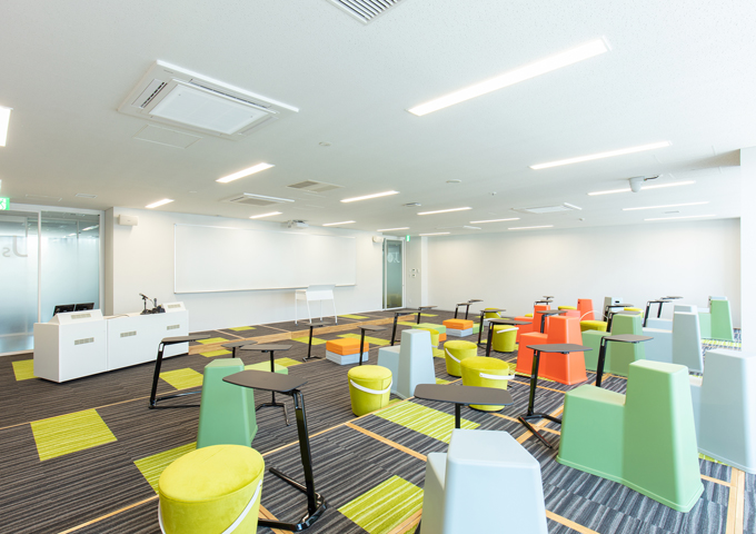 学びに合わせて机や椅子のレイアウトを自在に変更できる「プレゼンテーションルーム」（新宿キャンパス）