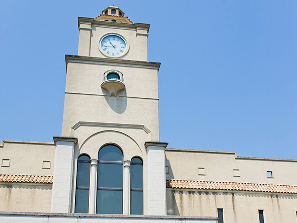 中庭。図書館の時計塔を背に噴水を中央にかまえる中庭は、スパニッシュミッションスタイルのキャンパスを一望できる本学のシンボルスポットです。