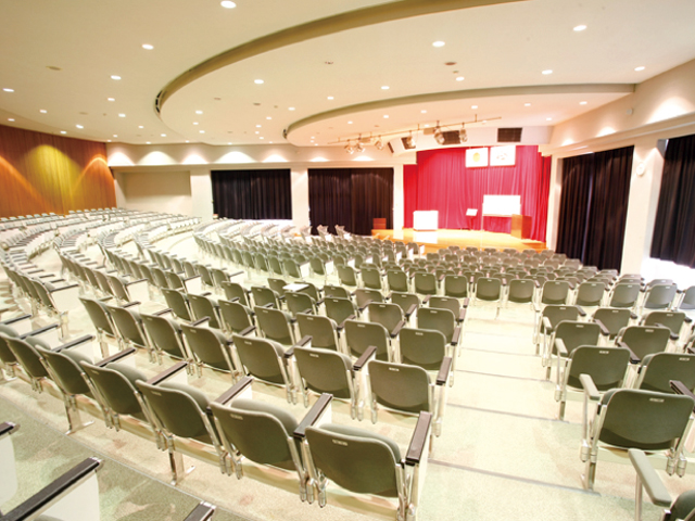 講堂：入学式や卒業式、コンサート、講演会などはここで行われます。