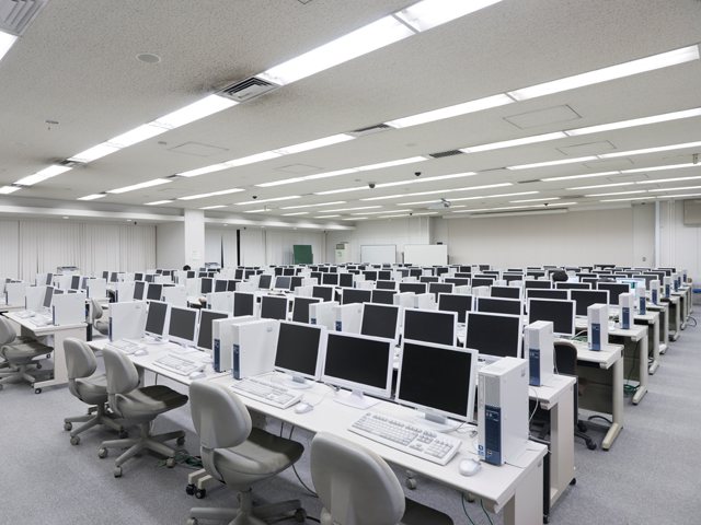 情報処理演習室。100台のパソコンが設置され、学内LANでネットワーク接続されています。授業以外の空き時間でも利用できます。