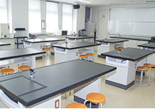 理科室：理科実験など、実際の授業を想定した指導を行っています。