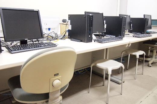 コンピュータ室：本館2Ｆにコンピュータ室を設置しています。管理責任者が発行する「使用許可証」で使用することができます