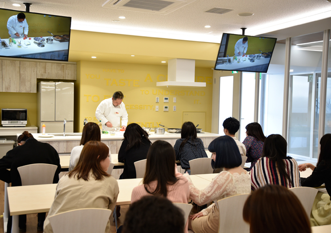 学生が実践的経営を学ぶ「フードレクチャールーム」（新宿キャンパス）