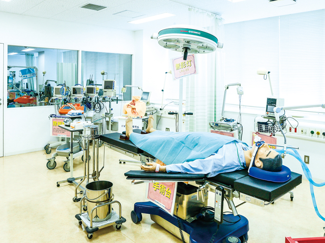 【セルフトレーニングラボ】ICU（集中治療室）や手術室をシミュレートした施設でセルフトレーニング。