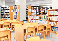 図書館：子ども教育を中心とした図書や絵本、児童書など約11万冊の蔵書や、雑誌などが利用できます。（短期大学と共用）