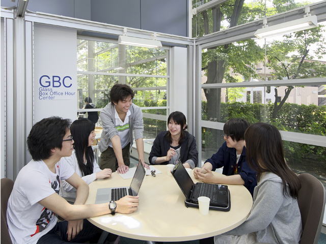 【小金井キャンパス／GBC】「ガラス箱オフィスアワーセンター」は、情報科学部の学生が先輩や教員、臨床心理士に相談できる空間です