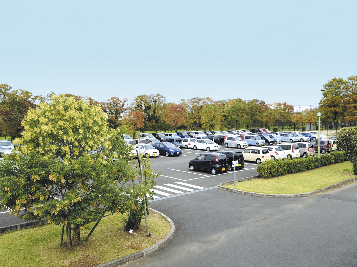 【宮崎キャンパス】駐車場。キャンパス内に無料駐車場を完備しているので通学の際にはマイカー利用も可能です。