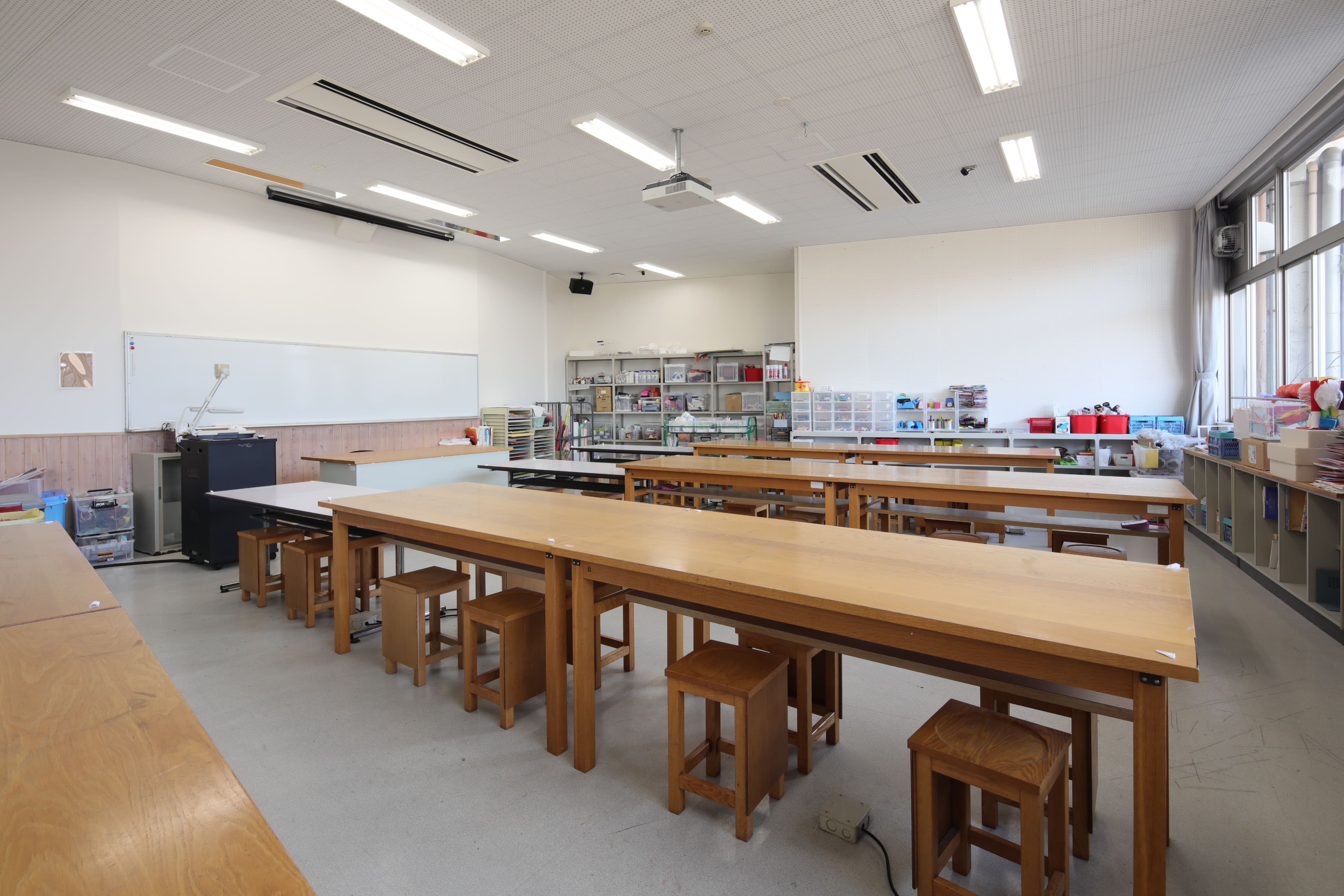 図工室：教育学部の学生が使用する図工室です。「図画工作科教育法」などの授業を行う場所です。