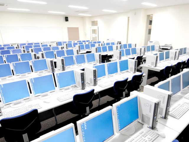 【1号館 第2マルチメディア教室】最新のパソコン機器を完備。快適な学習環境です。