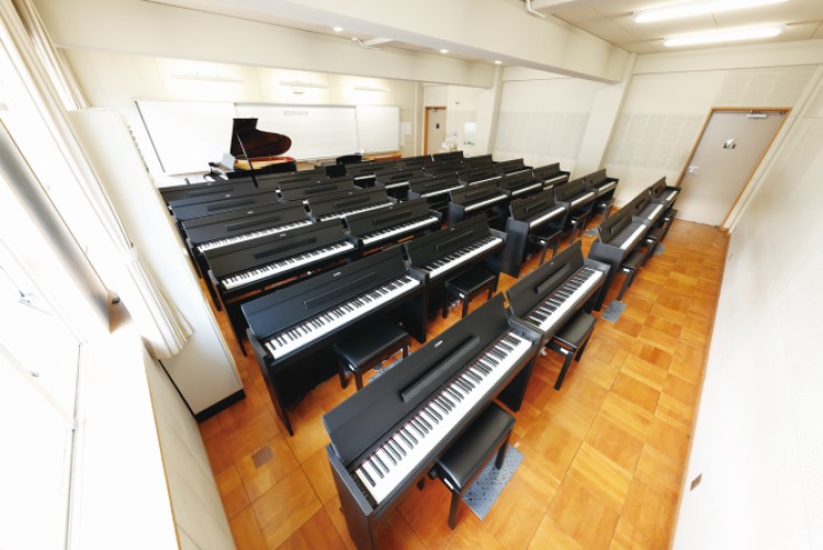 【音楽教室】88鍵の電子ピアノが31台設置されている音楽教室では、子どもの歌の弾き歌いのための理論やアレンジを学びます。