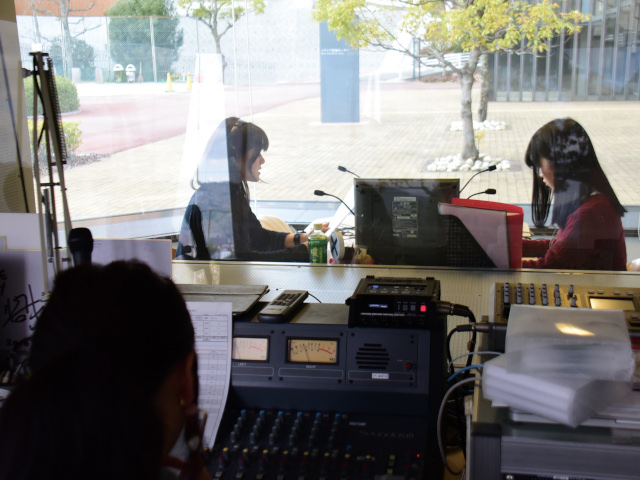 「ラジオブース」では学生だけでFM放送をしている