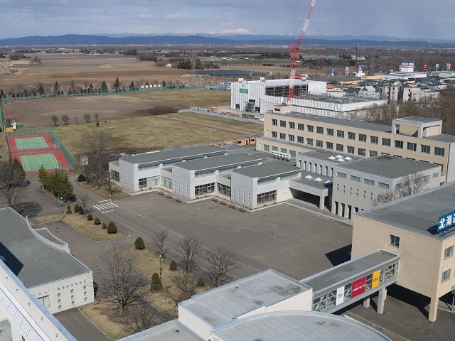 本館10階（北側）からの眺望。サッカーグラウンドや野球場、建設中の「北海道文教大学附属高校（2021年4月開校）」が見えます