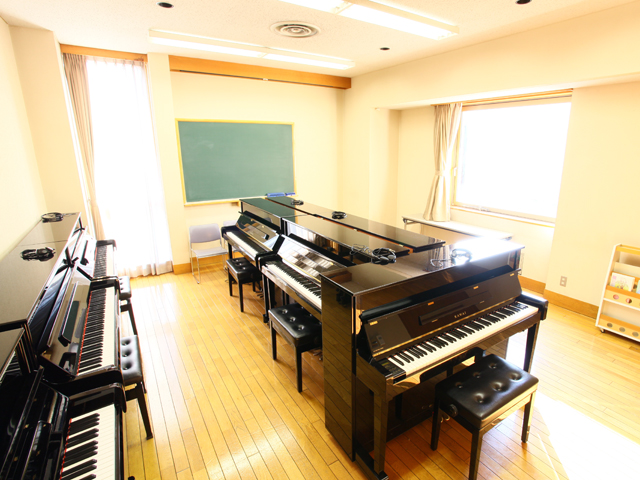 「ピアノ練習室(サイレント式・24台）」いつでも自由に使用可能です。ヘッドフォンで自分の音をしっかりと聴きながら練習ができます。