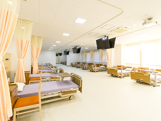 看護学科で利用する20台ほどのベッドが並ぶ実習室です