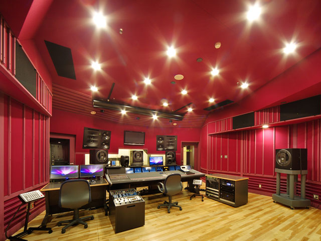 プロユースのレコーディングスタジオで、大小5つの録音ブースや2つのコントロールルームを備え、最先端の音作りを追求することができます。