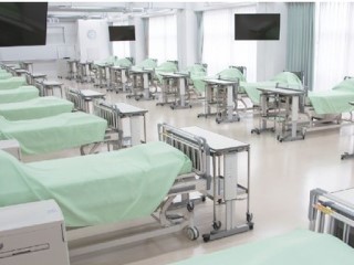 【第1看護実習室】電動ベッドを20台完備・最新の設備が揃っており、現場で必要となる看護技術を身につけることができます。