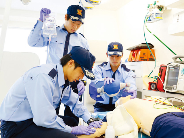 【救急救命実習室】救急救命士を養成するための実習を行う、救急車内部を再現した設備です。