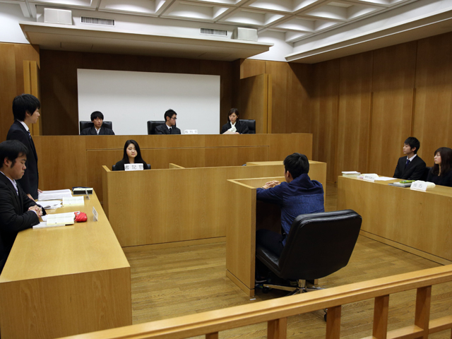 法学部の実践授業の要、法廷教室。