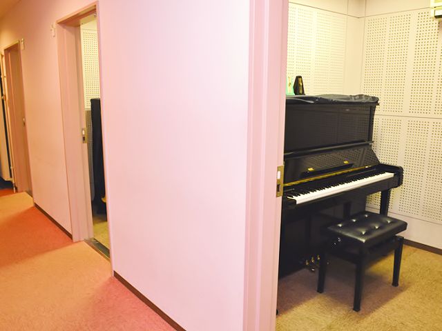 花川キャンパス：ピアノ個人練習室