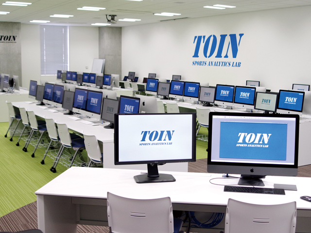 スポーツ情報系実習室「TOIN Sports Analytics Lab」。スポーツにおける情報収集・分析、テクノロジー活用の学習に必要な設備が揃っています。