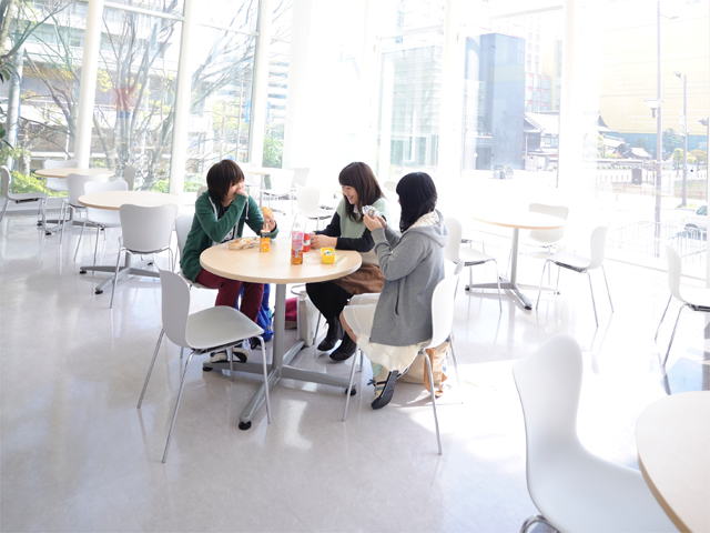 【小倉キャンパス】プレゼンテーションラウンジ。授業の合間や昼休み、放課後に学生たちが利用するスペースです。