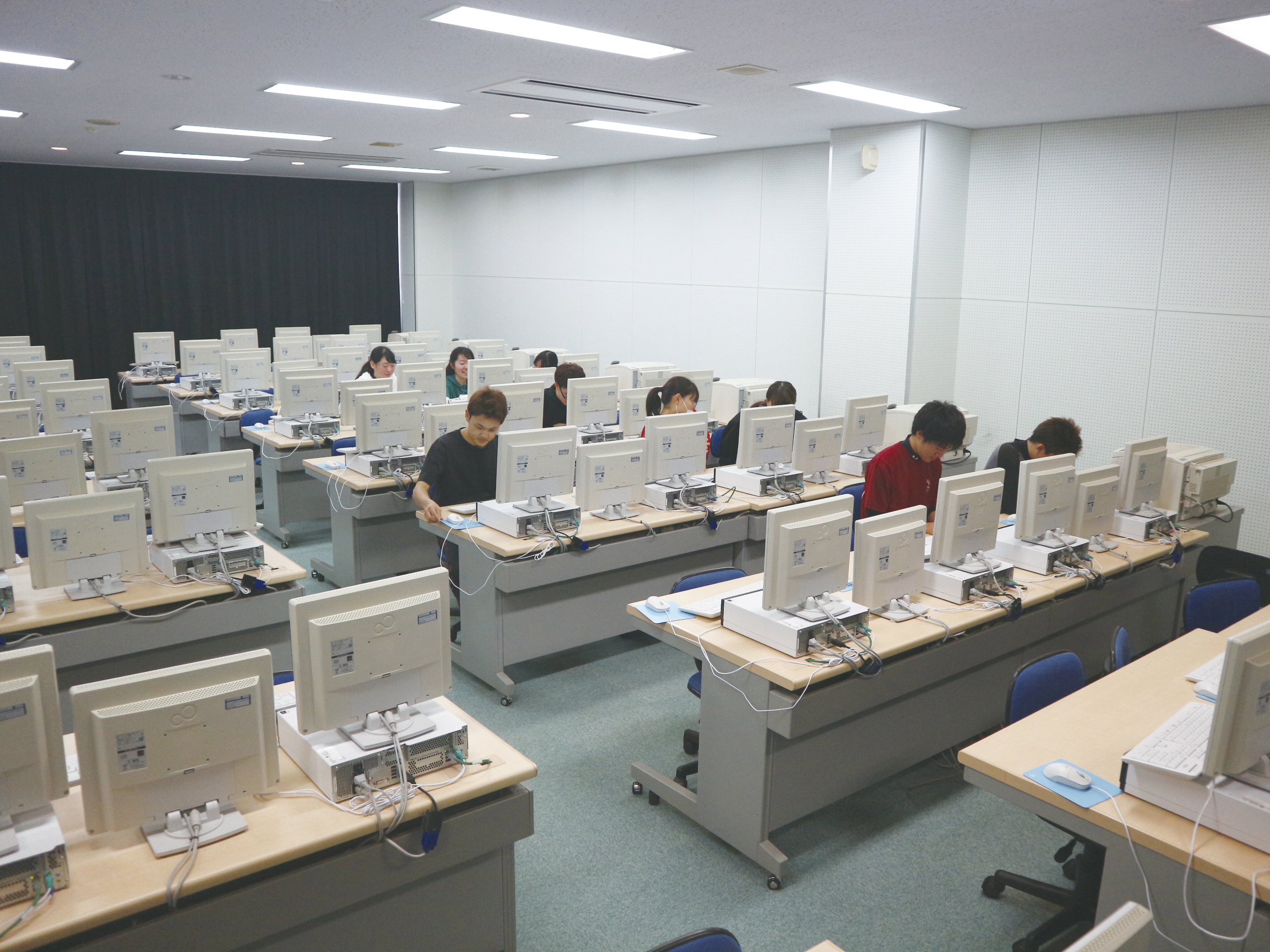 【都城キャンパス(5号館)】コンピュータ室。学生用のパソコン60台を設置しています。