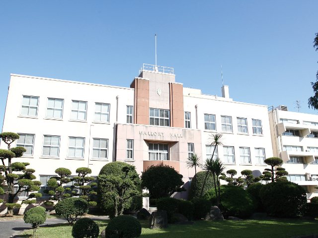 【マロリー館】歴史の重みが感じられる本学院のシンボル的存在。チャペル(礼拝)、各科のゼミ発表会、サークル活動、講演会などに利用されています。