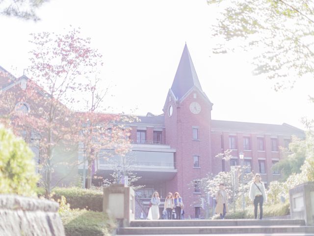京田辺キャンパスは豊かな緑とレンガを基調とした学舎が特徴です。