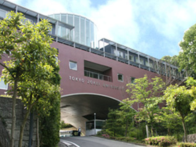 大学の事務・管理部門が集まっている本部・研究棟です。