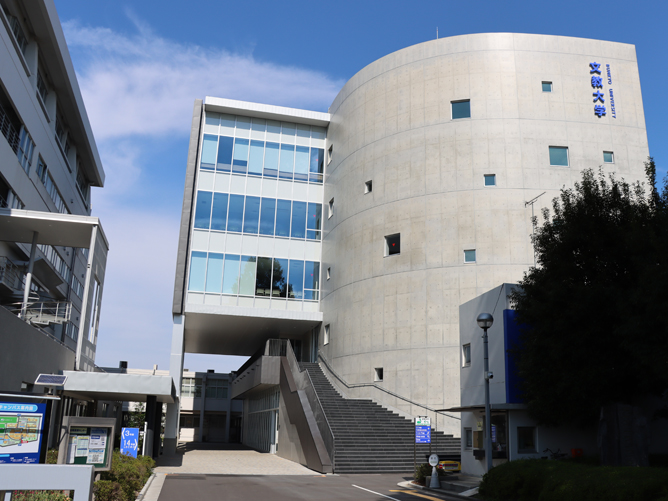 越谷キャンパス：教育学部・人間科学部・文学部があり、各学部の特徴ある教室も用意。(埼玉県越谷市)