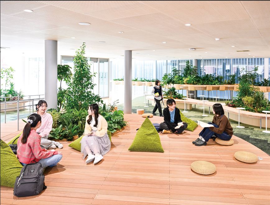 「灯炬館（とうこかん）」にある「るの森」は、「龍谷を森にする」をコンセプトに作られた空間で、学生の憩いの場となっています。