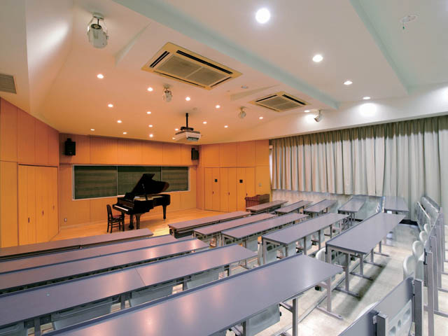 階段教室：音響効果にすぐれ、小さな演奏会場や練習場所としても使用。
